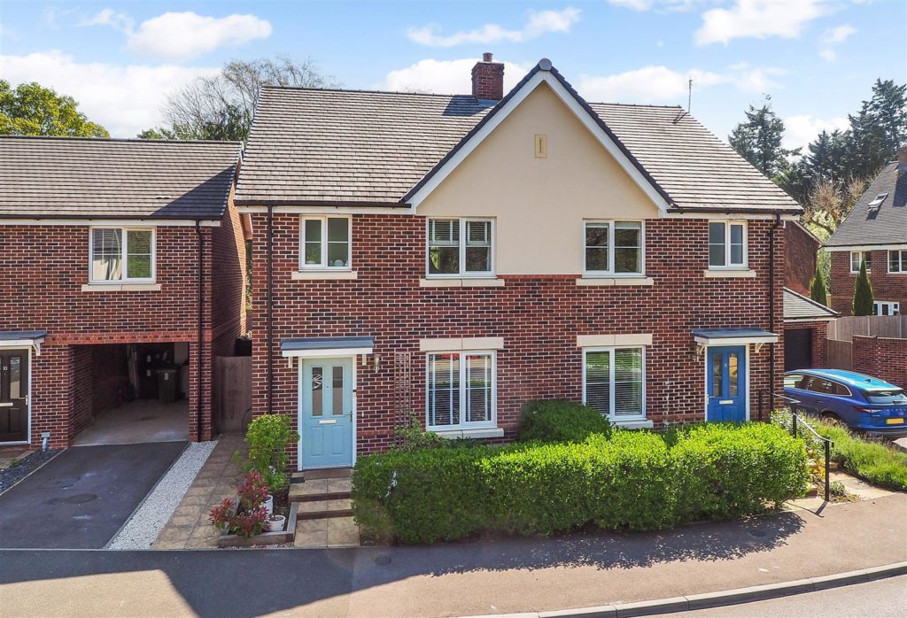 Lowsley Farm Drive, Liphook