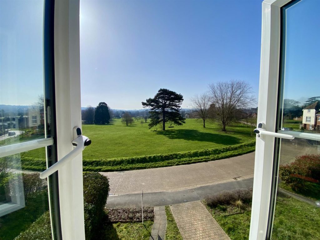 Oak Tree Drive, Guildford