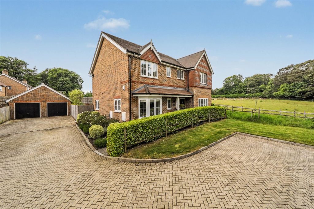 Tennysons Way, Hindhead