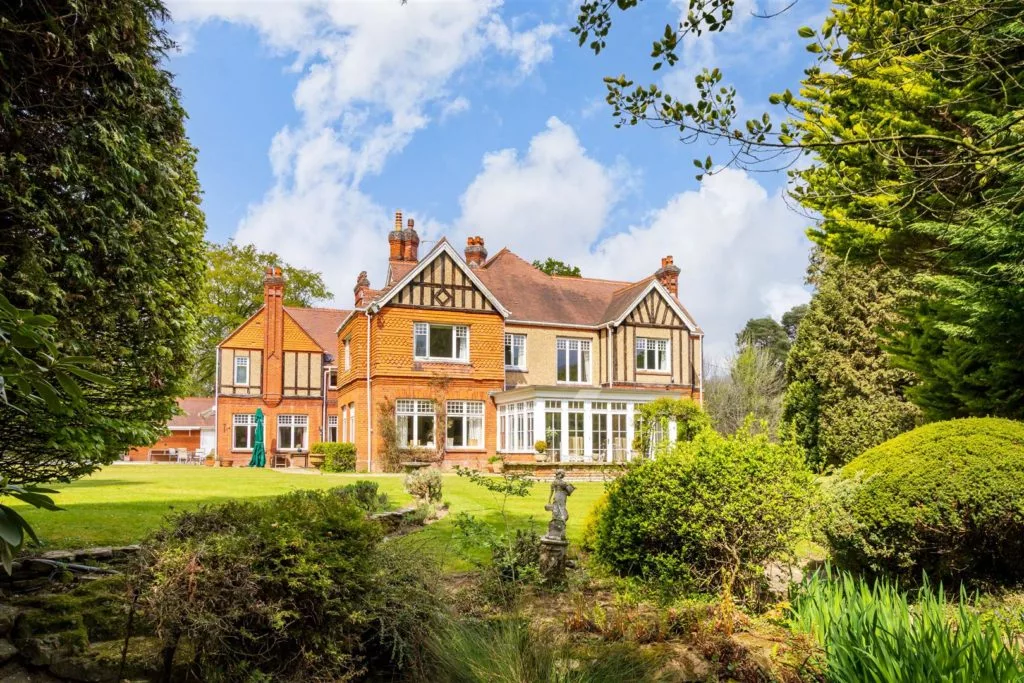 Mayflower Lane, Cobham